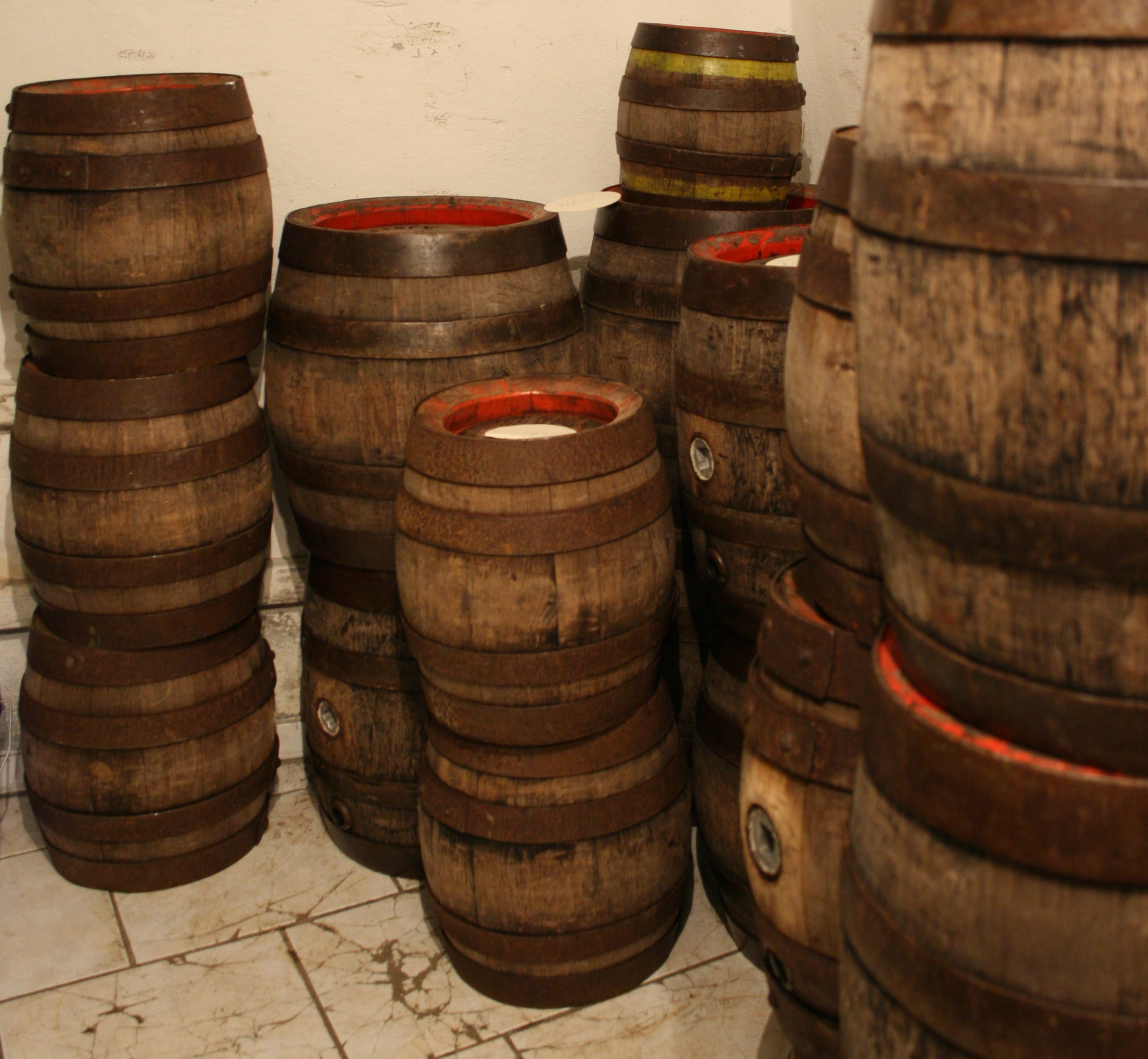 Bierfässer gestapelt im Haus Töller